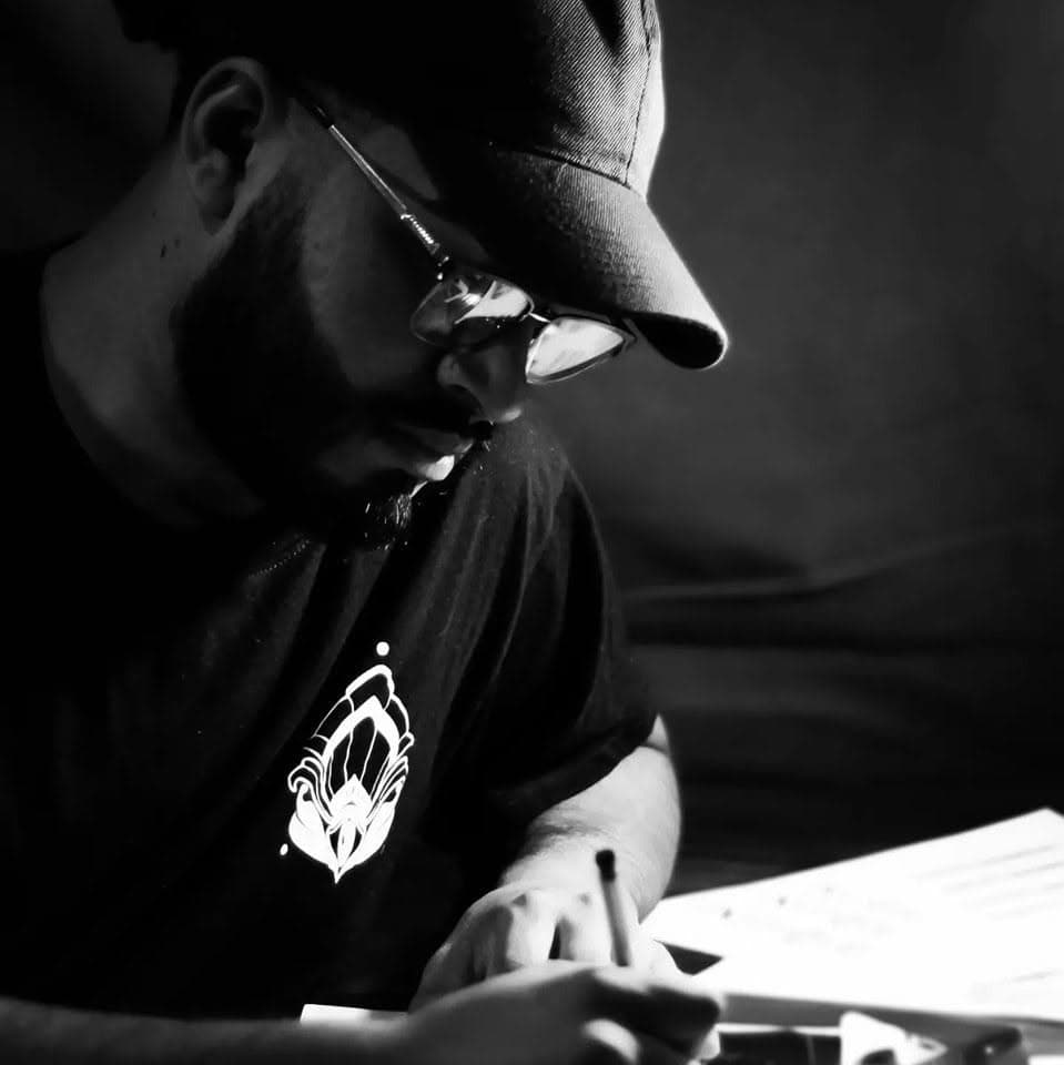 Tatuador de gerhardTattooink trabajando en un diseño